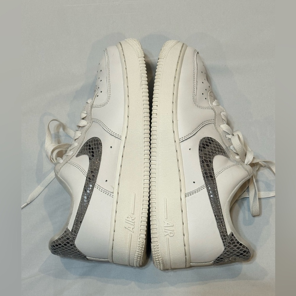 Nike Women's Air Force 1 '07 "Snakeskin Phantom/Iron Ore - Picture 5 of 15